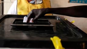 Dans un bureau de vote à Kadugli, à la frontière entre le Nord et le Sud du Soudan. Quatre millions d'habitants du Sud-Soudan, majoritairement des chrétiens ou animistes votent ce dimanche pour la partition avec le Nord du pays, principalement musulman. /