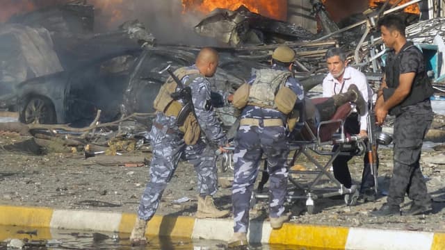Evacuation d'un blessé après un attentat dans la ville de Kirkouk en Irak le 23 août 2014.