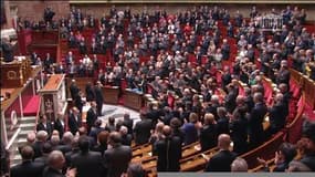 Ovation debout des députés pour les forces de l'ordre