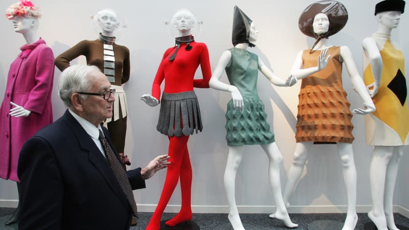 Pierre Cardin à Saint-Ouen en 2006, devant des créations