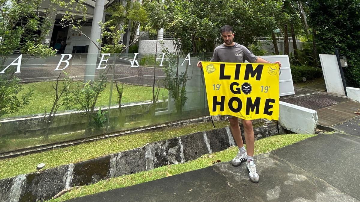Deux supporters de Valence en lune de miel détenus à Singapour… à cause de banderoles de protestation contre leur propriétaire (le 08/10/2024) Deux supporters de Valence en lune de miel détenus à Singapour… à cause de banderoles de protestation contre leur propriétaire (le 08/10/2024)