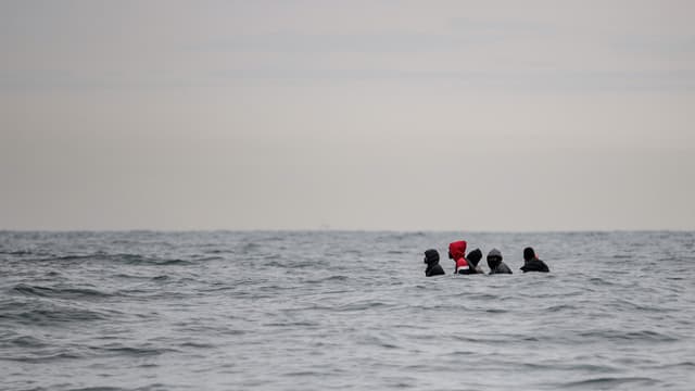 Des migrants tentent de franchir la Manche pour rejoindre l'Angleterre, en août 2020 (illustration)