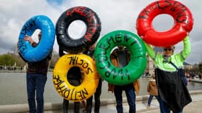 Des militants du collectif de "Le revers de la médaille" organisent une action pour alerter sur le sort des personnes à la rue, avant les Jeux olympiques, au Jardin du Luxembourg, à Paris, le 24 mars 2024 