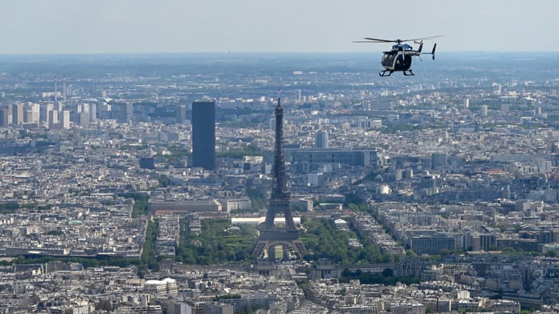 Un hélicoptère survole Paris lors des célébrations du 14-Juillet.