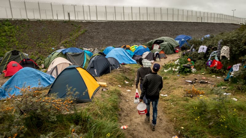 Actuellement près de 6.000 personnes vivent dans le camp de Calais.