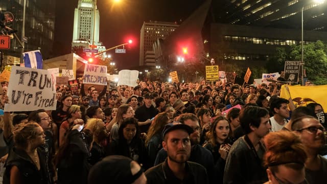 Manifestation contre l'élection de Donald Trump, devant la mairie de Los Angeles, en Californie, le 9 novembre 2016.