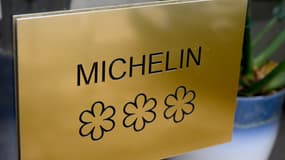 Une plaque avec trois étoiles décernée par le guide Michelin au chef Alexandre Mazzia pour son restaurant AM à Marseille.
