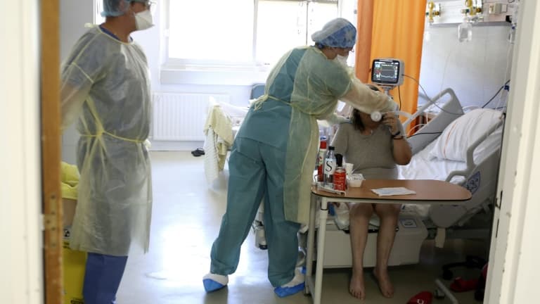 Des soignants s'occupent d'un patient dans une unité dédiée aux malades du Covid-19 à l'hôpital de Bastia, sur l'île méditerranéenne française de Corse, le 5 août 2021