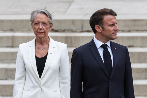 Élisabeth Borne et Emmanuel Macron le 8 mai sur les Champs-Élysées (Paris) lors des cérémonies du 8 mai 2023 
