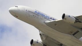 L'Agence européenne de la sécurité aérienne (EASA) a demandé des inspections d'urgence sur un tiers des Airbus A380, soit 22 appareils, après la découverte de micro-fissures sur les ailes du plus gros avion de ligne au monde. /Photo prise le 24 juin 2011/