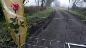 Une rose sur une grille bloquant l'accès à la propriété d'Hubert Caouissin, le 10 mars 2017 au Pont-du-Buis (Finistère). 