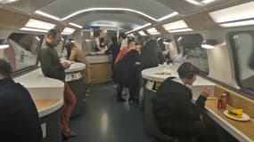 Des passagers du TGV Lyon-Paris, coincés depuis plusieurs heures, le 24 décembre 2024 au soir.