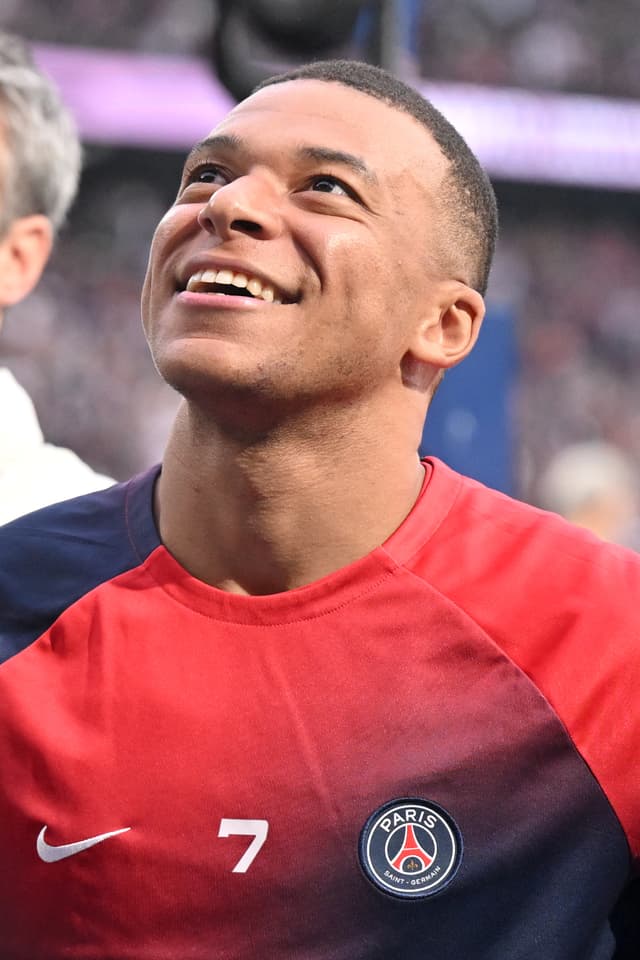 Le sourire de Kylian Mbappé qui découvre le tifo des supporteurs du PSG, 12 mai 2024