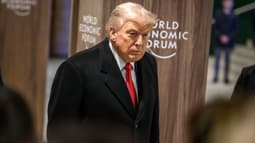 Le président américain Donald Trump s'adresse aux médias alors qu'il quitte le centre des congrès lors de la réunion annuelle du Forum économique mondial (WEF) à Davos, le 21 janvier 2026.