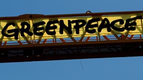 La banderole déployée par Greenpeace sur la grue du chantier de Notre-Dame de Paris, le 9 juillet 2020.