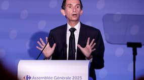 Le Pdg de Carrefour, Alexandre Bompard, s'exprime lors de l'assemblée générale des actionnaires, le 28 mai 2025 à Massy, près de Paris