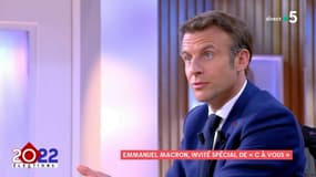 Emmanuel Macron sur le plateau de C à vous le 18 avril 2022.