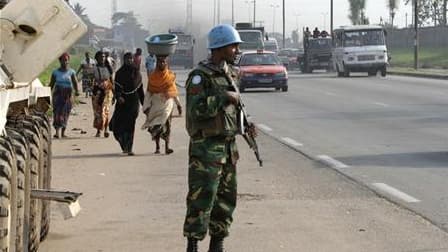 Dans les rues d'Abidjan. La France a une nouvelle fois conseillé à ses ressortissants de quitter provisoirement la Côte d'Ivoire en raison de la "crise politique aiguë" que traverse le pays depuis le 28 novembre. /Photo prise le 27 décembre 2010/REUTERS/L