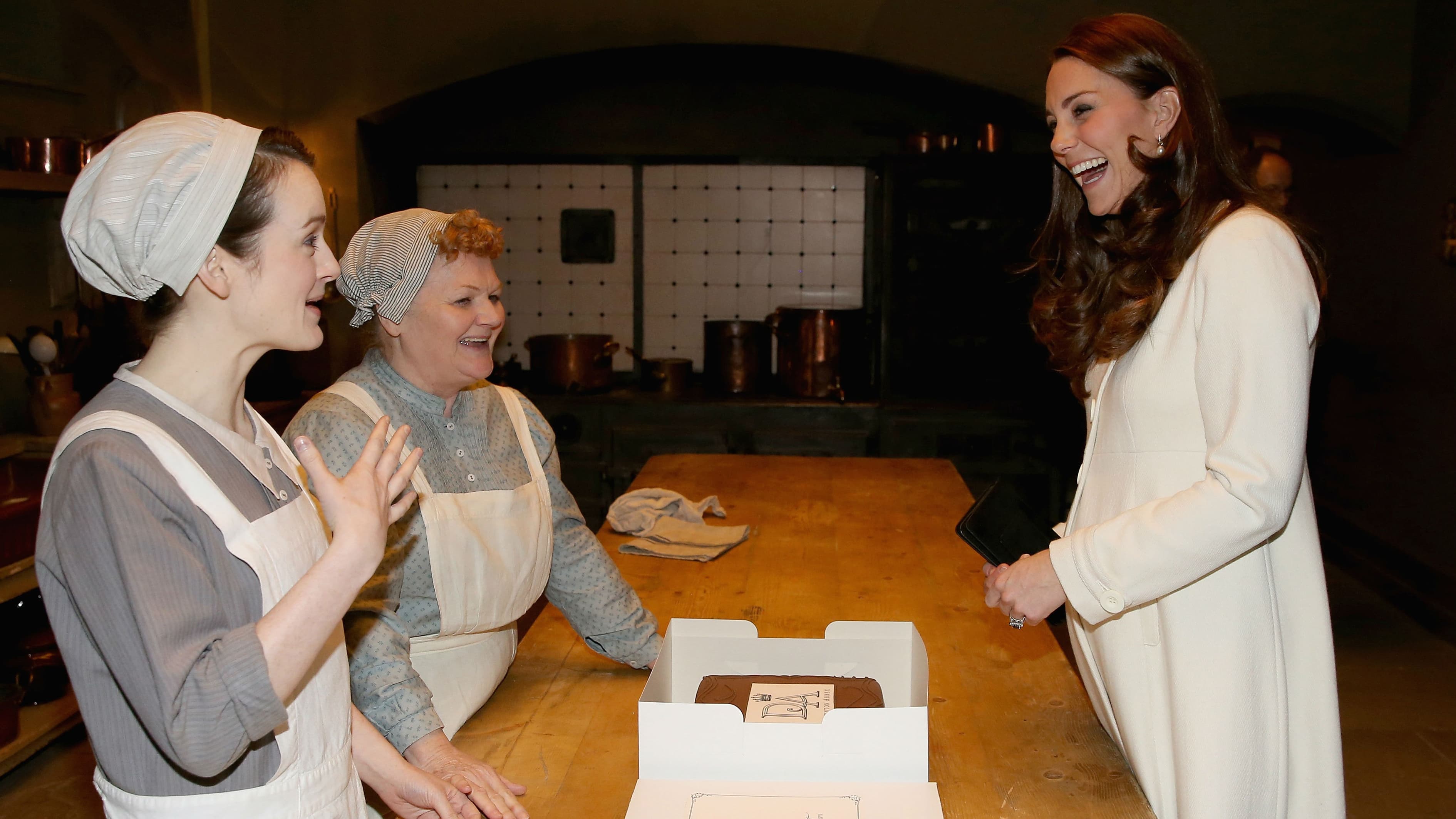 Kate Middleton face à Sophie McShera et Lesley Nicol sur le plateau de "Downton Abbey" Kate Middleton face à Sophie McShera et Lesley Nicol sur le plateau de "Downton Abbey"