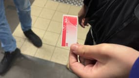 Ticket de transport rouge et blanc des TCL.