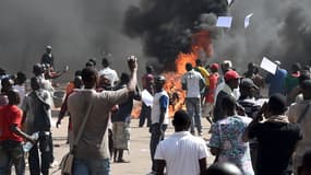 Des manifestants jeudi matin à Ouagadougou, en face du Parlement.