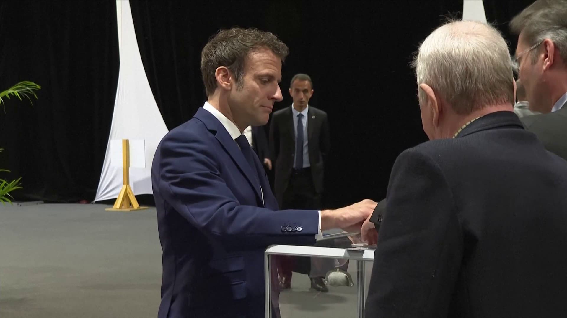 Emmanuel Macron a voté pour le second tour de l'élection présidentielle le 24 avril 2022 Emmanuel Macron a voté pour le second tour de l'élection présidentielle le 24 avril 2022