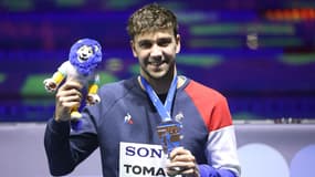 Mewen Tomac après sa médaille sur 200m dos aux Mondiaux en petit bassin de natation, 15 décembre 2024