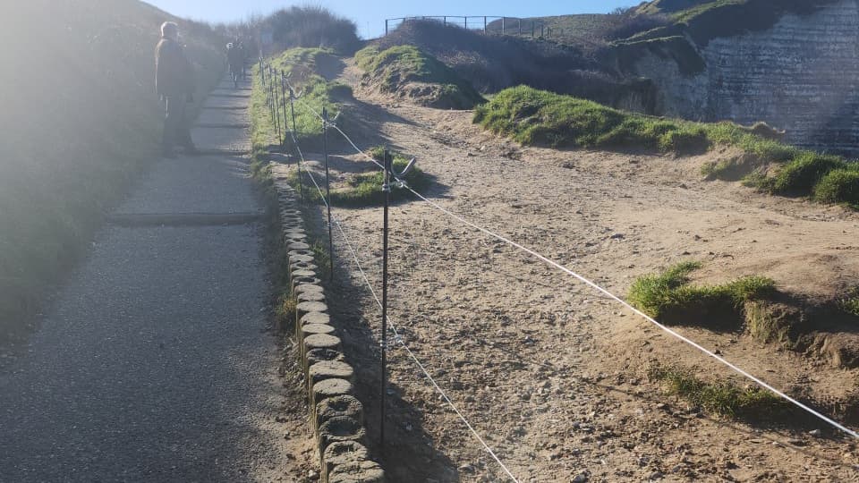La ville d'Etretat réalise des travaux d'aménagement pour sécuriser les falaises. La ville d'Etretat réalise des travaux d'aménagement pour sécuriser les falaises.