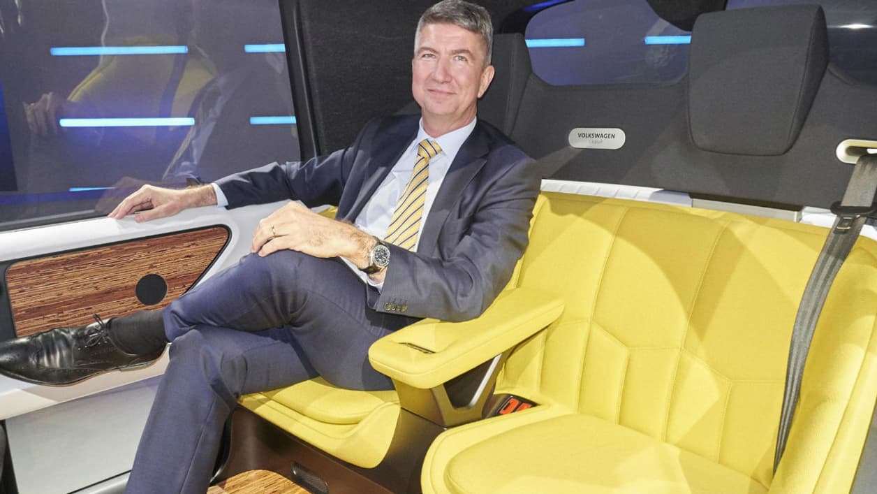 A l'intérieur double banquette et pare-brise semi-transparent avec écran OLED intégré. A l'intérieur double banquette et pare-brise semi-transparent avec écran OLED intégré.