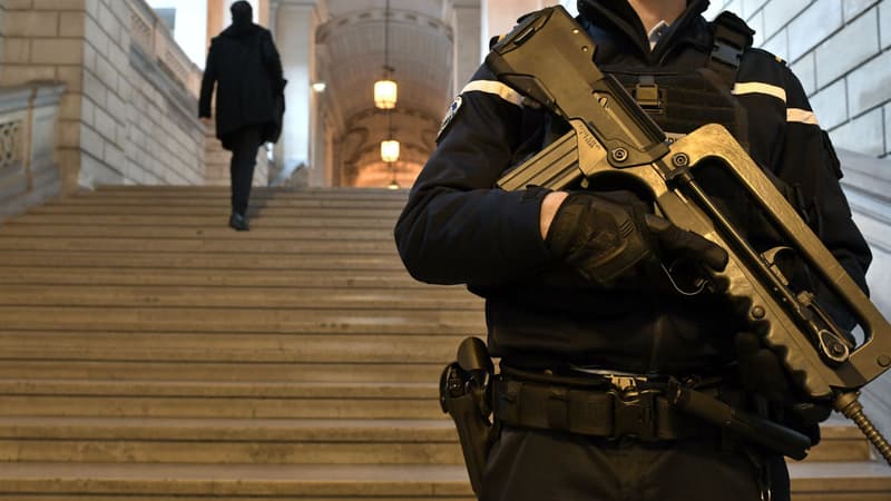 Un policier au palais de justice de Paris le 2 novembre 2017 (photo d'illustration)