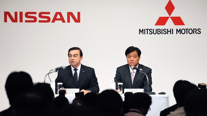 Le PDG de Nissan Carlos Ghosn (à gauche) et celui de Mitsubishi, Osamu Masuko (ici en 2010).