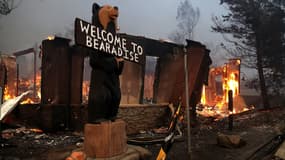 Les restes enflammés d'un commerce à Paradise, en Californie, le 8 novembre 2018. 