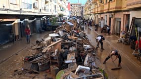 Des volontaires nettoyant une rue de Paiporta, dans la région de Valence, le vendredi 1er novembre 2024