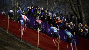Plusieurs coureurs sur les championnats du monde de cyclo-cross 2025 à Lievin en France.
