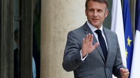 Le président Emmanuel Macron sur le perron de l'Elysée, le 16 juilelt 2024 à Paris