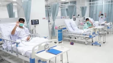 Les enfants ont été hospitalisés après une évacuation périlleuse de la grotte dans laquelle ils étaient bloqués depuis 15 jours.