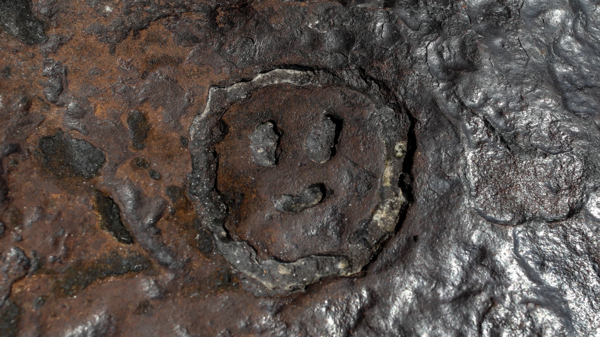 Des gravures rupestres anciennes, réapparues dans la région du site archéologique de Lajes en raison de la grave sécheresse qui a affecté les rivières de la région, sont photographiées sur les rives du fleuve Negro à Manaus, dans l'État d'Amazonas, dans le nord du Brésil, le 21 octobre 2023. La dernière fois que les gravures ont pu être vues, c'était lors de la grande sécheresse de 2010.