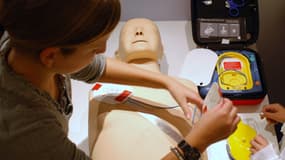 Le Train du Cœur propose des ateliers pratiques pour s’entraîner à l’utilisation du défibrillateur avec des bénévoles de la Croix-Rouge.