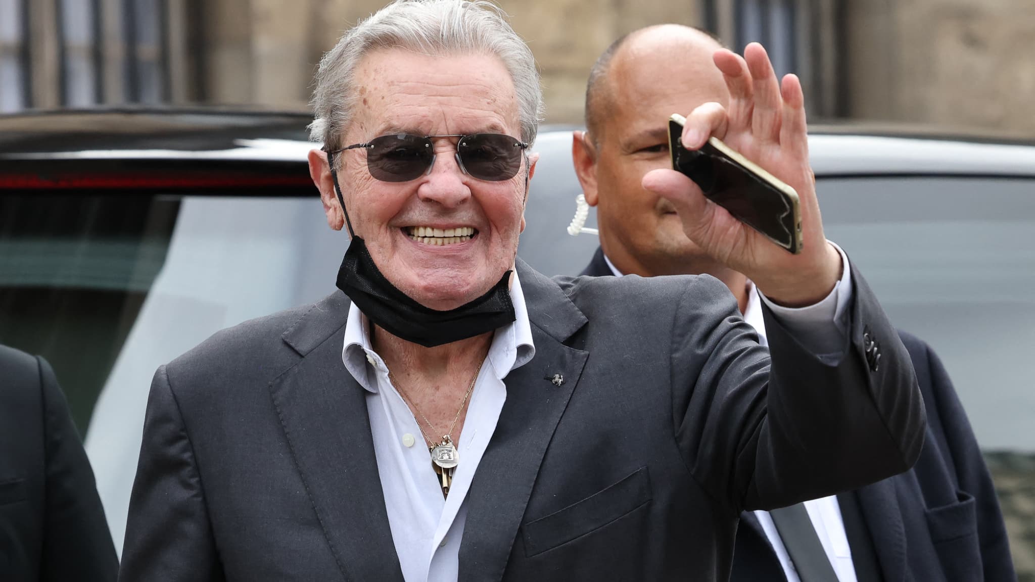Alain Delon arrive aux obsèques de Jean-Paul Belmondo Alain Delon arrive aux obsèques de Jean-Paul Belmondo