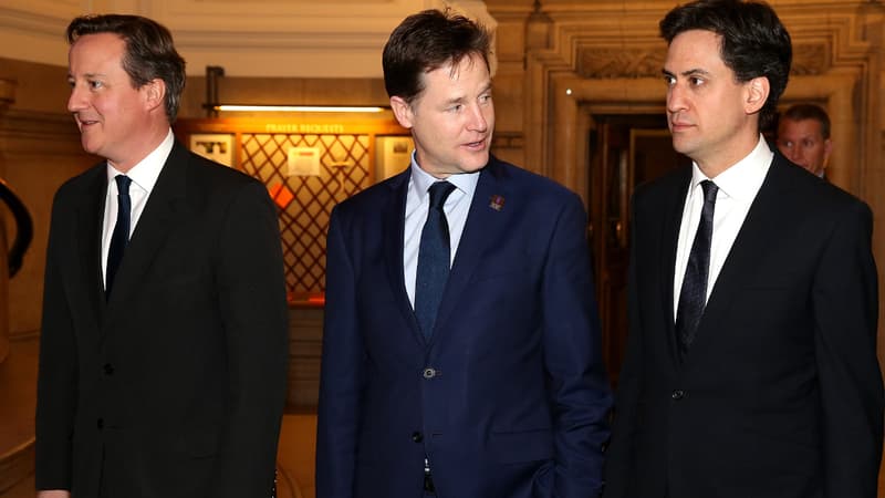 Le Premier ministre David Cameron (d), candidat à sa succession chez les conservateurs et Ed Miliband (g), candidat des travaillistes, ne partagent la même opinion sur la question de l'UE. Au centre le vice-Premier ministre Nick Clegg soutient le premier tout en étant réticent à sortir de l'Union.  