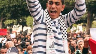 Cinq milliers de manifestants se sont massés vendredi devant le siège du ministère de l'Intérieur à Tunis pour réclamer la démission du président Zine el Abidine ben Ali, malgré ses promesses de la veille. /Photo prise le 14 janvier 2011/REUTERS/Zoubeir S