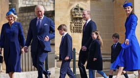 La reine consort Camilla et le roi Charles III arrivant au château de Windsor pour célébrer Pâques en famille, le 9 avril 2023, ainsi que Kate, William et leurs trois enfants.