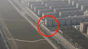 Vue sur les logements qui débordent sur la route