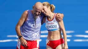 Elena Congost avec son guide Mia Carol, perclus de crampes, à l'arrivée du marathon (T12) lors des Jeux paralympiques, le 8 septembre 2024
