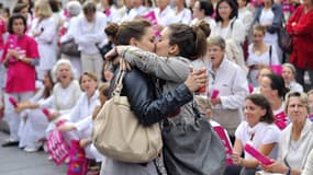 Julia, 17 ans  et Auriane, 19 ans à Marseille devant des manifestants contre le mariage gay.