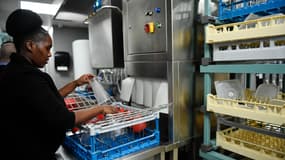 Une employée travaillant dans un restaurant McDonald's.