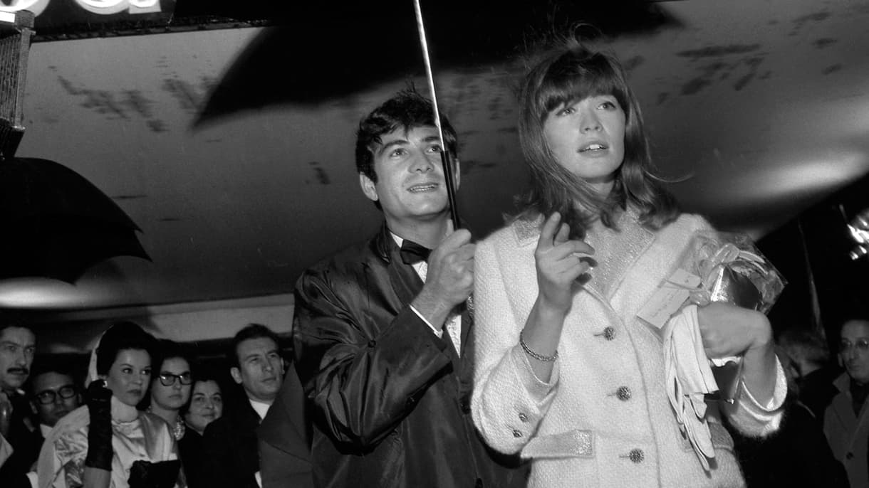 Françoise Hardy en novembre 1963 sortant d'un cinema des Champs-Elysées avec Jean-Claude Brialy