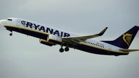 Un avion de la compagnie aérienne irlandaise à bas coût Ryanair décolle de l'aéroport de Barcelone le 1er septembre 2010.