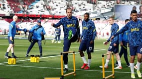L'attaquant de Tottenham Harry Kane (c), s'échauffe avec ses coéquipiers, avant leur match à domicile contre West Ham, comptant pour la 9e journée du Premier League, le 24 octobre 2021 au London Stadium