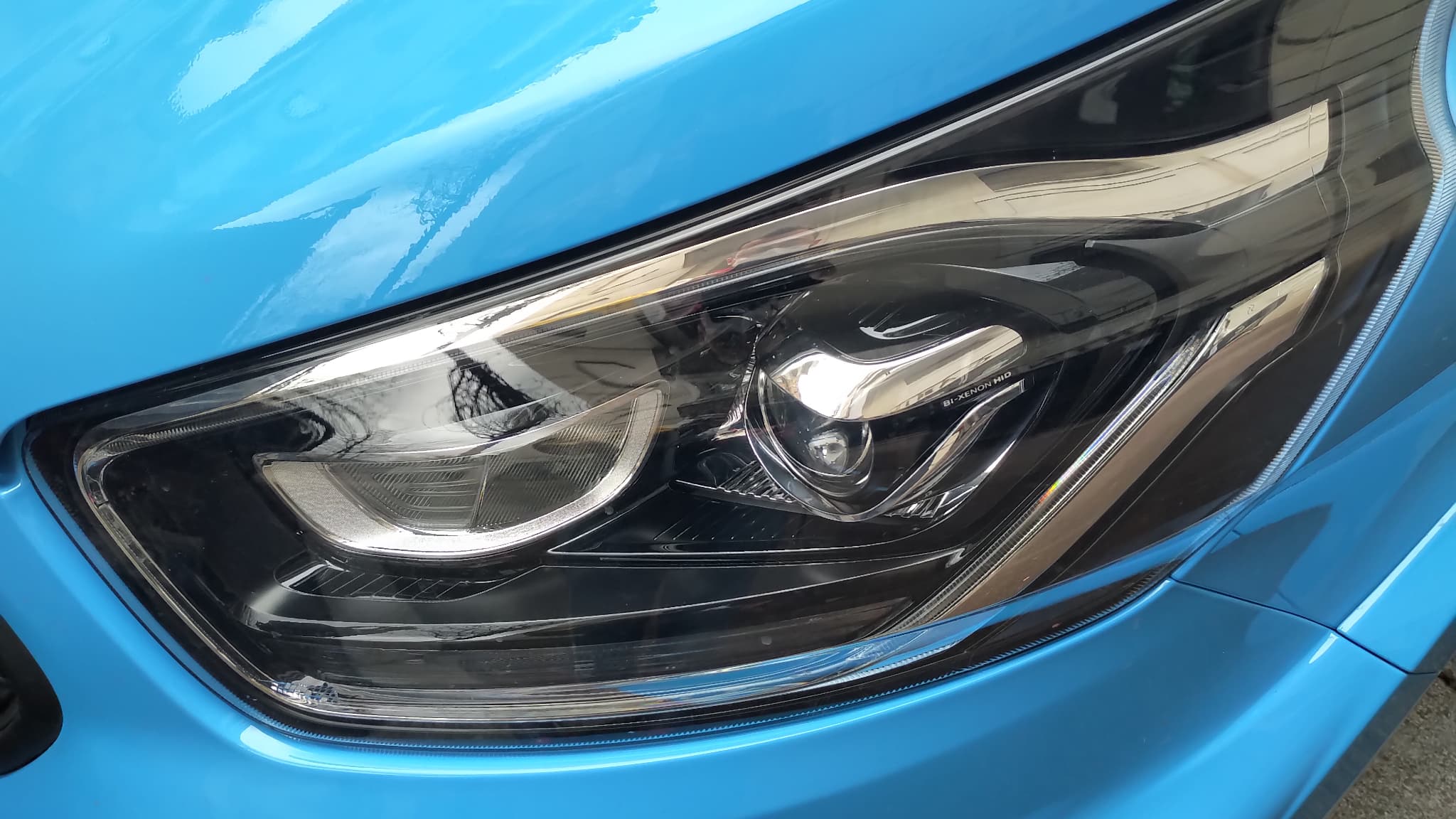 Un feu avant sur le Ford Transit Custom MS-RT.